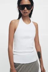 Top de cuello halter confeccionado en tejido rib con mezcla de algodón, de diseño ajustado y espalda descubierta.