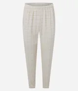 Pijama de dos piezas confeccionado en tejido fleece de tacto suave y aspecto peludo. Incluye una blusa de manga larga con cuello redondo y un pantalón con cintura elástica, ambos con estampado de cuadros vichy en tonos pastel.