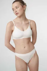 Soutien tipo bralette color beige, sin costuras y sin aro, con copas removibles. Confeccionado en microfibra, tiene breteles regulables y broche doble en la espalda con tres medidas.