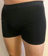 Boxer negro de algodón con cintura elástica con la marca Lupo estampada.