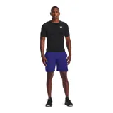Remera deportiva Under Armour de la línea HeatGear, color negro, de ajuste ceñido al cuerpo, manga corta y cuello redondo. Presenta el logo de la marca estampado en el pecho.