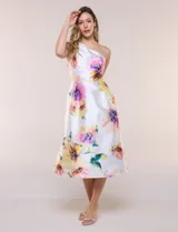 Vestido midi de tafeta blanca con estampado floral en tonos rosados, amarillos y morados. Presenta diseño de un solo hombro, corte en la cintura y falda evasé con vuelo.