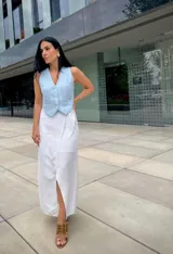 Falda larga off-white con diseño cruzado y lazo lateral.