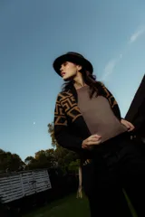 Saco tejido de punto con diseño de guarda inca en la parte superior. Presenta bolsillos frontales con detalles de tiras de cuero y flecos. De corte recto y largo medio, con terminaciones en tejido acanalado.