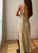 Blusa larga atrás y corta adelante con breteles finos regulables.