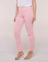 Pantalón pull-on color beige de silueta recta y corte entallado, con nervadura central vertical. Cuenta con cintura ancha de soporte superior, frente limpio y bolsillos posteriores simulados.