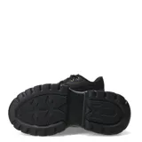 Championes Puma modelo Karmen, de diseño urbano con plataforma elevada. Presentan un exterior sintético en color negro, con cordones al tono y detalles metálicos en los ojales superiores. Su suela robusta de goma proporciona estabilidad y un estilo moderno.