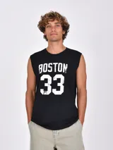 Musculosa negra con cuello redondo y sisas amplias, con estampado frontal en blanco que dice "BOSTON 33" con efecto desgastado.