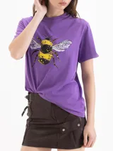 Remera violeta de jersey de algodón pima, con cuello redondo, mangas cortas y estampa frontal de abeja.