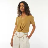 Camiseta color verde con cuello de pico y corte estándar.