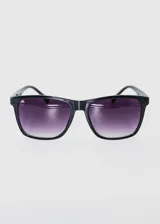 Lentes de sol rectangulares con armazón de plástico negro y lentes degradadas de violeta a transparente.