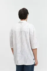 Camisa oversize de manga corta con cuello clásico y estampado abstracto en tonos grises.