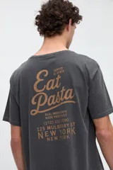 Remera de manga corta color gris oscuro con efecto lavado, corte holgado y gran estampado en la espalda con la inscripción "Eat Pasta".