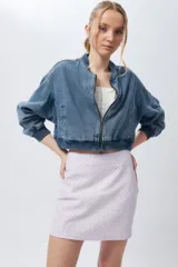 Minifalda recta con estampado cuadrillé en tonos lila y blanco, con cierre invisible en el lateral.