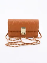 Cartera bandolera rectangular color blanco, con diseño acolchado con pespuntes formando triángulos. Tiene solapa con cierre metálico dorado y correa de cadena dorada.