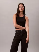 Jeans de corte recto y talle alto, confeccionados en denim negro con diseño clásico de cinco bolsillos, cierre de botón y cremallera.