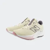 Championes de running New Balance Fresh Foam X 520 v9, color beige claro con detalles en violeta y suela con toques en rosado y blanco. Presentan capellada de malla transpirable, entresuela Fresh Foam amortiguadora y el logo "N" característico en los laterales.