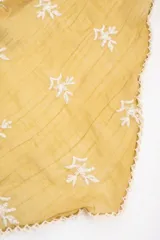 Bandana marrón con delicados bordados blancos y bordes con terminación de encaje.