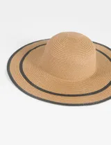 Sombrero de paja color beige con ala ancha y cinta decorativa negra.