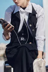 Top deportivo negro sin mangas, tejido en morley sin costuras. Presenta escote redondo alto y logo tejido a contratono en la espalda.