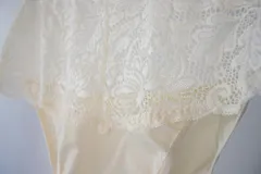 Bombacha blanca de encaje con tiro alto y puntilla elastizada.