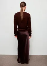 Falda larga de corte recto y tejido satinado color marrón, con cintura elástica.