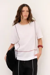 Blusa de lino color beige, de manga corta, con cuello redondo y costuras decorativas en contraste de color bordo.