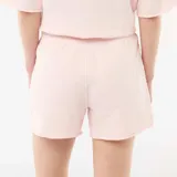 Pantalón corto de felpa rosado, de tiro medio con cintura elástica ajustable mediante cordón y bolsillos laterales.