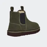 Botas UGG modelo Neumel Chelsea de gamuza color marrón, con doble elástico lateral, forro de lana UGGplush y suela Treadlite by UGG.