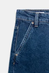 Shorts de denim de tiro medio, color celeste claro lavado, con trabillas, bolsillos laterales y bolsillos de plastrón en la espalda. Cierre frontal con cremallera y botón metálico.