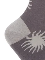 Medias de caña media de color gris oscuro, confeccionadas en fibra de bambú con diseño estampado de soles claros y detalles en color gris claro en el talón, la puntera y el borde superior con terminación ondulada.