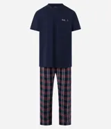 Pijama masculino de algodón, compuesto por una camiseta azul marino de manga corta con un pequeño bolsillo con detalle a cuadros y un pantalón largo con estampado escocés en tonos azul marino, rojo y blanco.