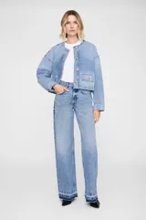 Jean de tiro alto con silueta baggy de pierna ancha, confeccionado en denim de algodón en un lavado vintage medio. Presenta diseño clásico de cinco bolsillos y ruedo al corte con efecto desgastado.