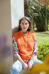 Chaleco tejido calado color crema, con cuello redondo y sisas amplias.