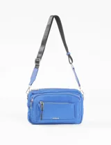 Bandolera azul de poliéster con correa negra regulable, cierre principal y múltiples bolsillos frontales con cierre.