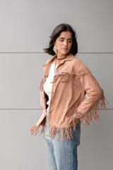 Pantalón de jean celeste con lavado gastado y tachas plateadas en los bolsillos delanteros.