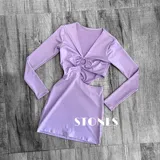 Minivestido lila con escote en V, mangas largas, abertura en la cintura y detalle de aro metálico en el centro.