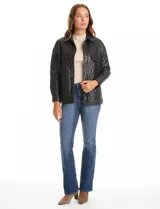 Chaqueta de eco cuero negro con diseño capitoneado, cuello con solapa y cierre frontal con botones a presión. Presenta mangas largas con puños abotonados, dos bolsillos frontales con solapa y forro interno a tono.