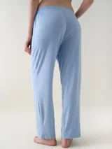 Pantalón para dormir de viscosa rosada, de pierna recta, con cintura elastizada y cordón ajustable a tono.