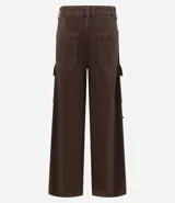 Pantalón wide leg de sarga color marrón chocolate, tiro alto, con bolsillos laterales tipo cargo y etiqueta con lettering en la cintura.