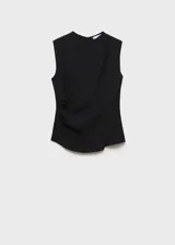 Blusa negra sin mangas de tejido fluido con diseño cruzado y drapeado. Presenta cuello redondo, cierre de cremallera en la parte posterior y diseño entallado.