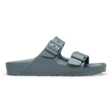 Sandalias Birkenstock modelo Arizona EVA, color gris oscuro, con diseño de dos tiras con hebillas ajustables y plantilla anatómica.