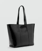 Bolso tipo tote color negro de acabado brillante y textura arrugada, con asas largas de hombro y costuras verticales decorativas en el frente.