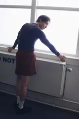 Short deportivo bordó fabricado en tejido funcional con tecnología DryMove, cintura elástica con cordón ajustable oculto y aberturas laterales en el bajo.