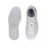 Championes Puma modelo Mayze Mix, con diseño de plataforma, cuerpo de cuero blanco, detalles en gamuza color arena y refuerzo en el talón color verde oliva. Presenta el logo de la marca en el lateral y en la entresuela.