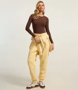 Body básico de poliamida y elastano color borgoña, con cuello redondo y mangas largas.