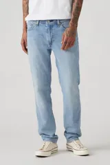 Jeans Levi's 511 Slim Fit color celeste claro, de corte ajustado y diseño clásico de cinco bolsillos.