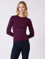 Buzo de tejido acanalado, con cuello redondo y mangas largas, de calce ajustado al cuerpo.