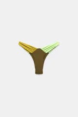 Braguita de bikini de tiro medio con diseño de bloques de color, combinando marrón en el centro y tiras laterales en tonos verde militar y verde claro. Cuenta con cintura elástica con corte en V.