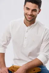 Camisa de lino y algodón color blanco, con cuello mao, manga larga y medio cierre frontal con botones.